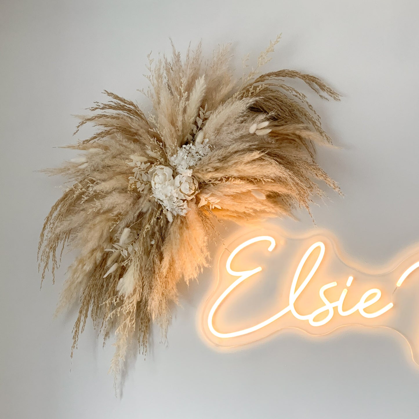 neutral pampas arch decor