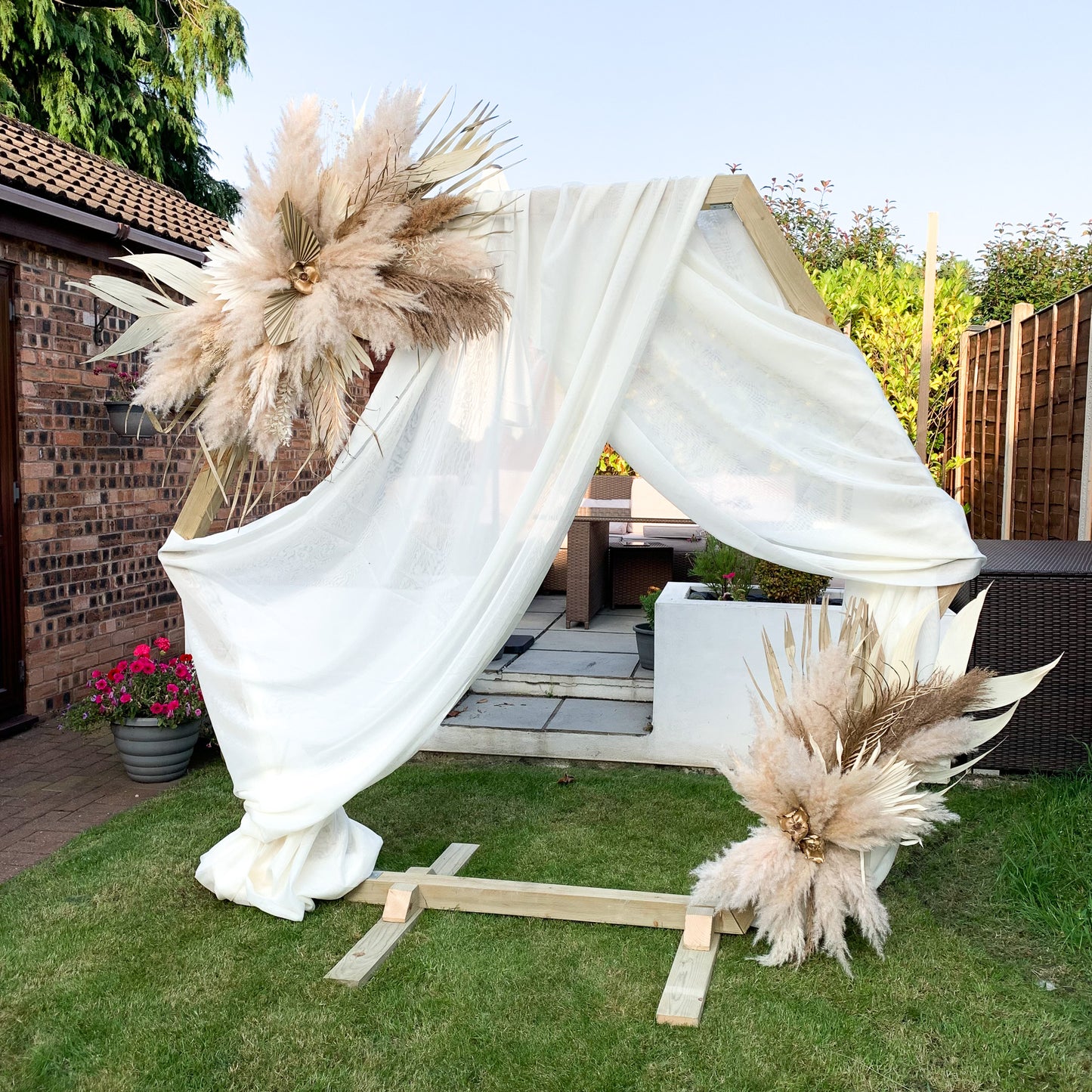 Hexagon Pampas Arch - For Hire
