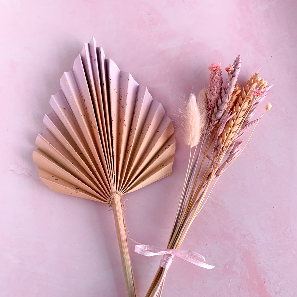 
                      
                        Peach pink palm spear dried flower set
                      
                    