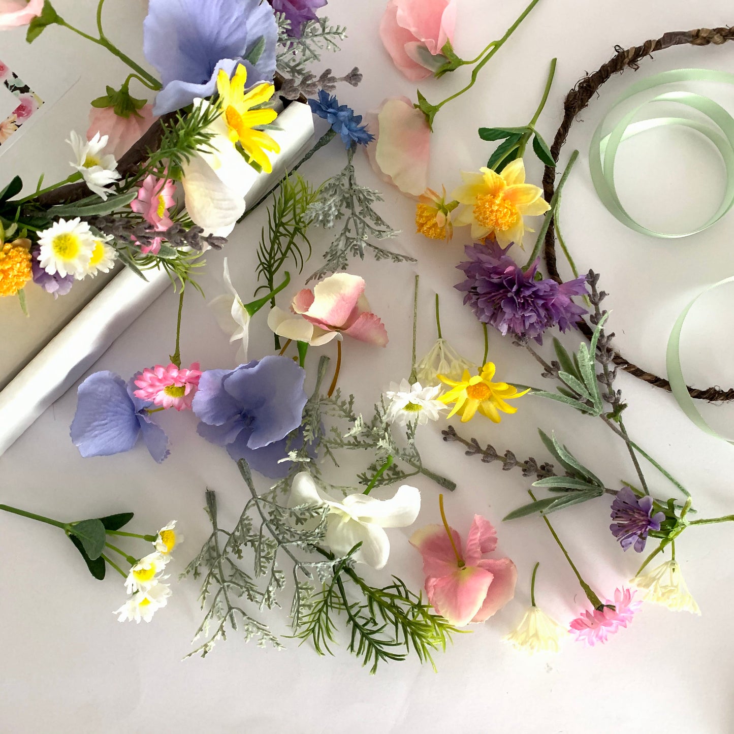 Load image into Gallery viewer, DIY Flower crown kit hen party
